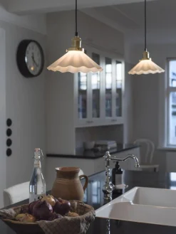 AUGUST Fönsterlampa Veckad 24,5cm Mässing/Opal