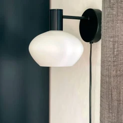 BELL Vägglampa 20cm Svart/Opalvit