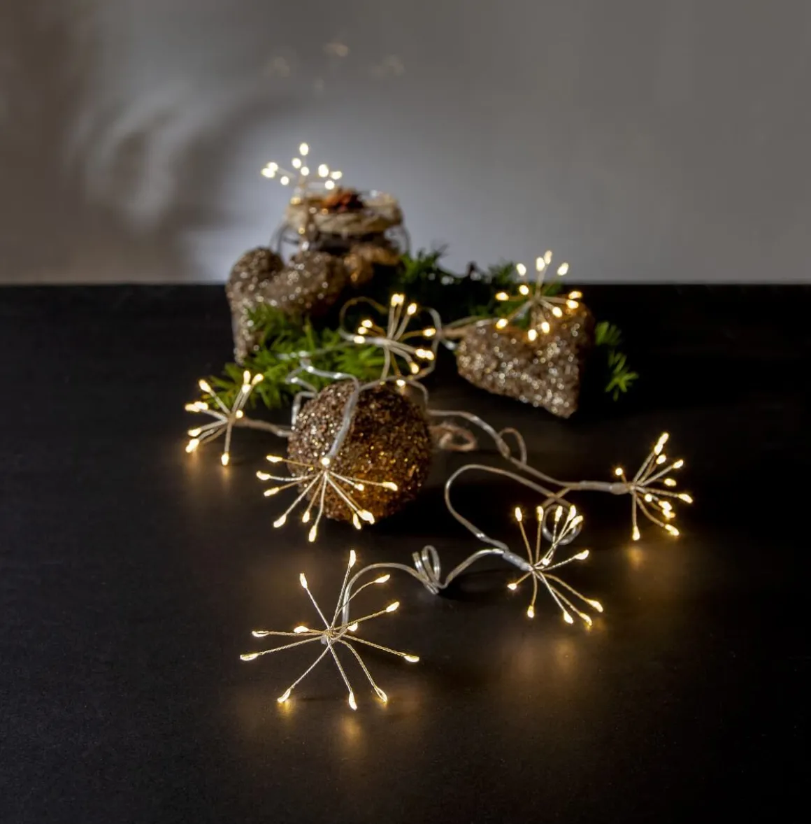 DEW DROP FLOWER Ljusslinga Batteri 2,1m 8LED Daylight/Silver IP44