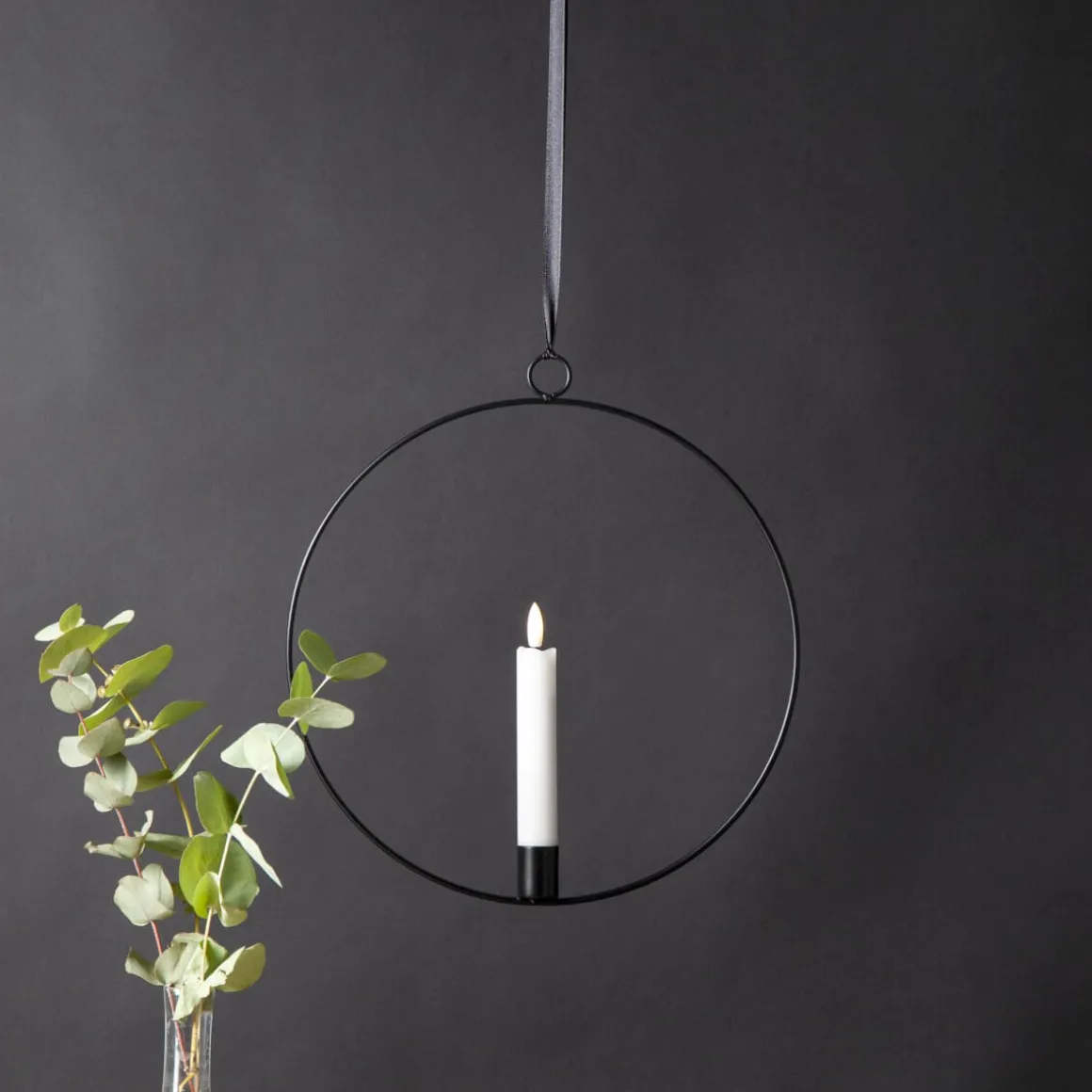 FLAMME RING med Batteridrivet Antikljus 28,5cm Svart