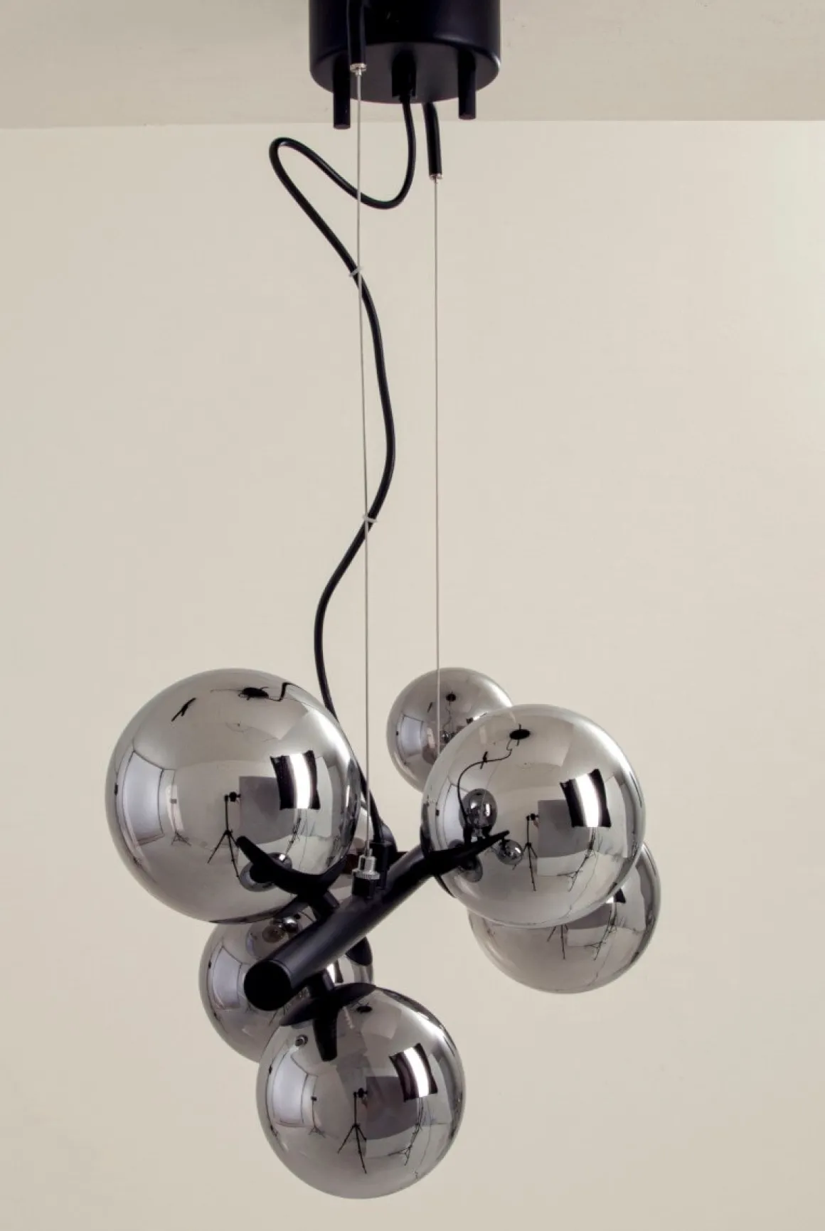 MOLEKYL Taklampa 58cm Svart/Rökgrå