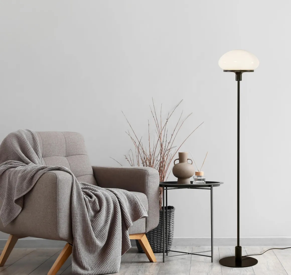 NEW AUGUST Golvlampa 140cm Svart/Opalvit