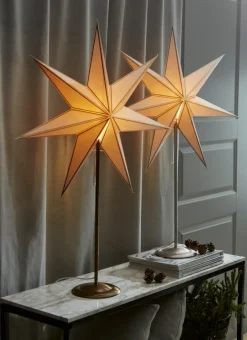 Nicolas Stjärna på fot Mässing