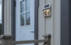 WALLY Husnummerskylt Solcell 20cm Silver